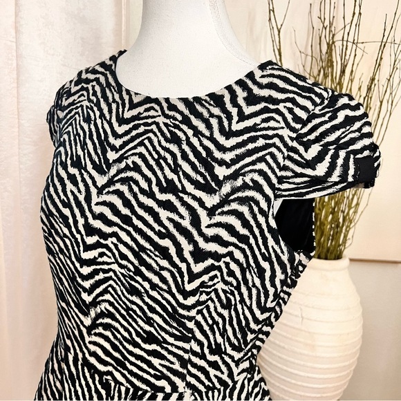 CAROLINA HERRERA Wool Blend Zebra Print Cocktail Dress Size 8 - Picture 3 of 15